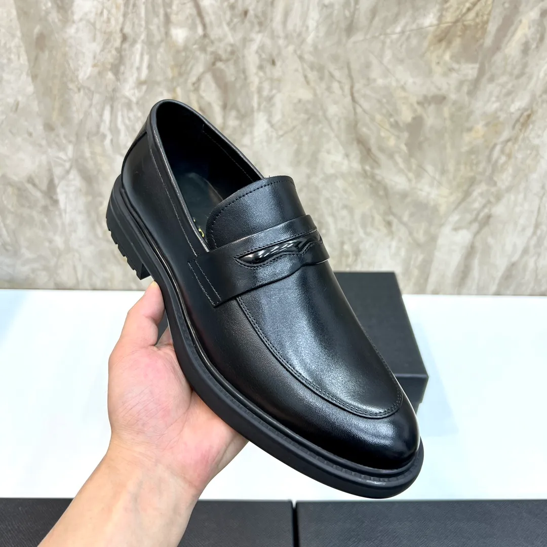 Original order quality: P580 Brand: PRADA (Prada) Standard code: Men's size 38/44 (45 can be customized) Grade: Same style as the official website High-quality men's shoes Material: Original cowhide Water-dyed cowhide lining Rubber outsole Style categories: Men's fashionable formal leather shoes Slip-on men's shoes series Young fashion European and American trends British style Top luxury Color: Actual picture